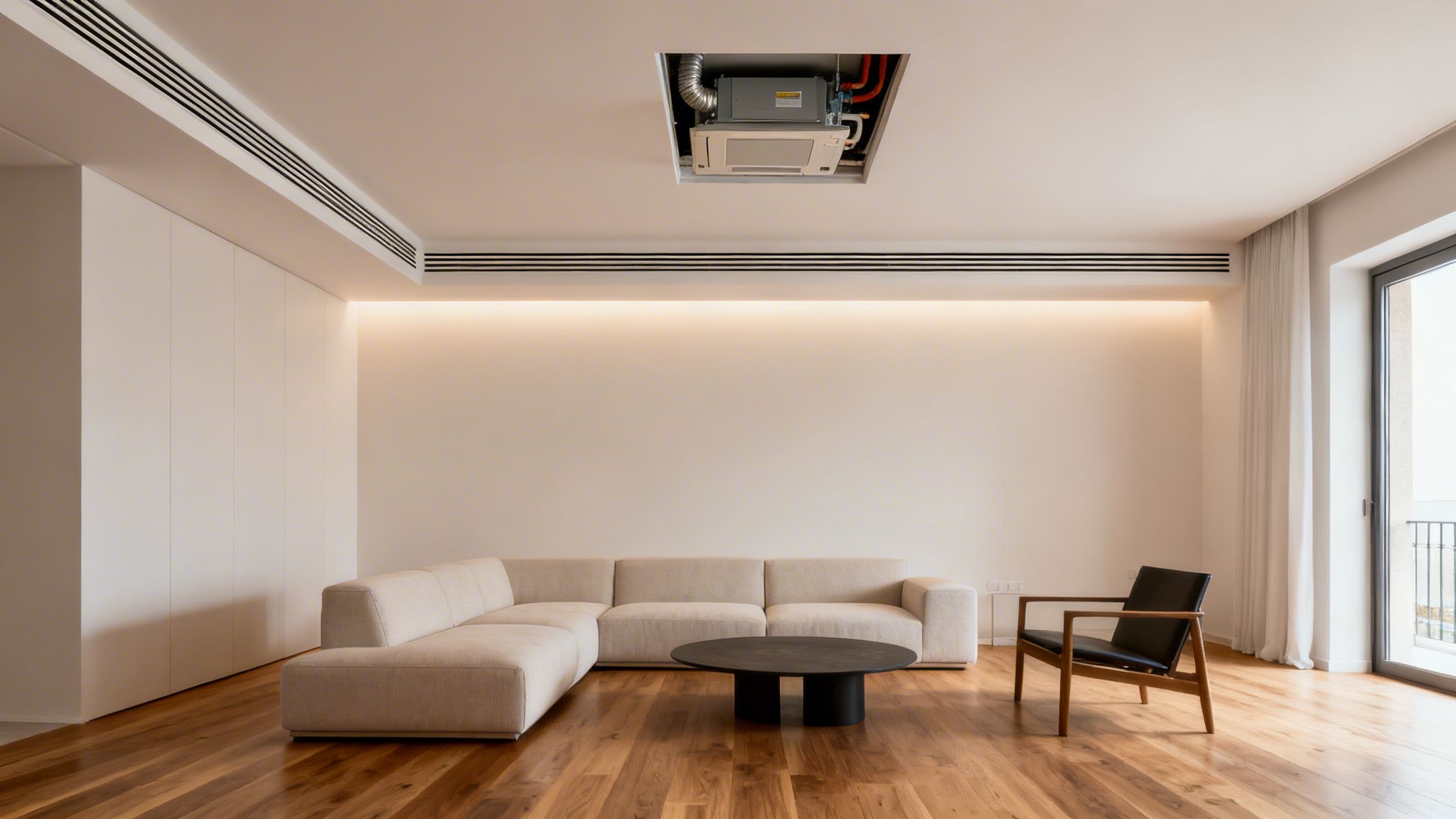 Sala de estar moderna con sofá seccional, mesa de centro y unidad de aire acondicionado visible en el techo.